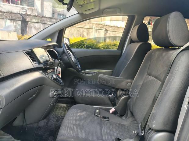 Toyota ISIS 2011 Gray