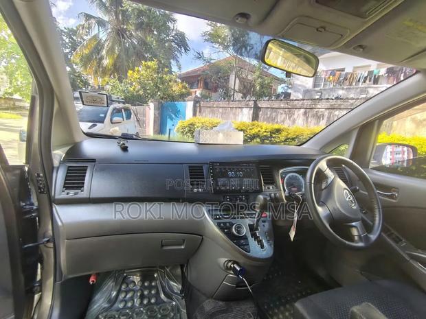 Toyota ISIS 2011 Gray