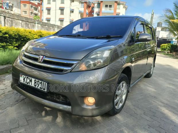 Toyota ISIS 2011 Gray