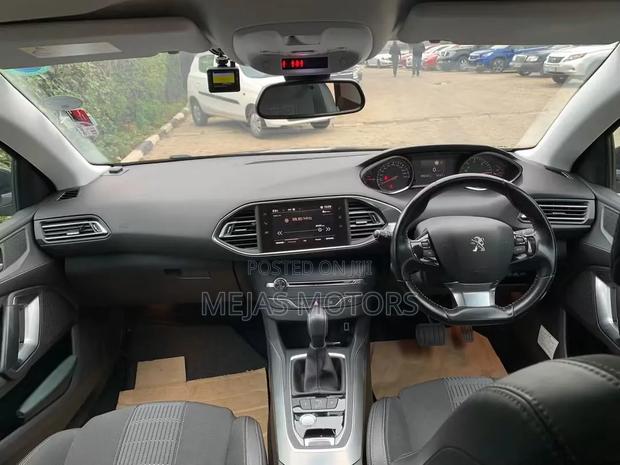 Peugeot 208 2018 Red