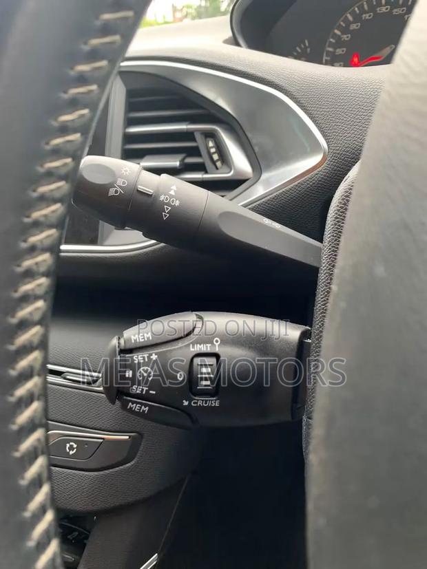 Peugeot 208 2018 Red