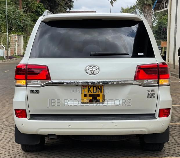 Toyota Land Cruiser 2016 White