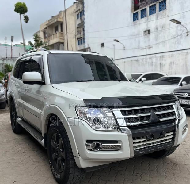 Mitsubishi Pajero 2011 White