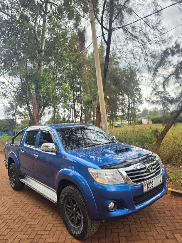 Toyota Hilux 2015 Blue