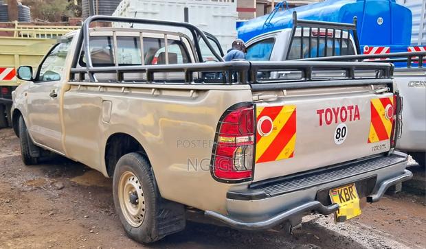 Toyota Hilux 2010 Gray