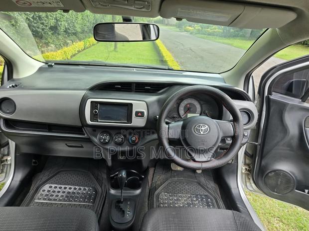 Toyota Vitz 2013 Silver