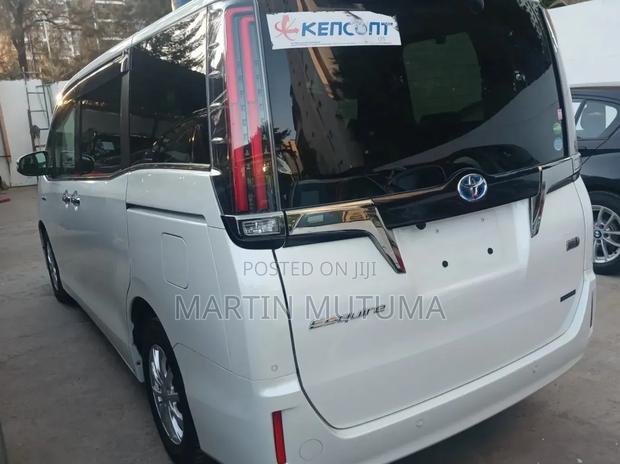 Toyota Esquire 2.0 FWD (7 seater) 2019 White