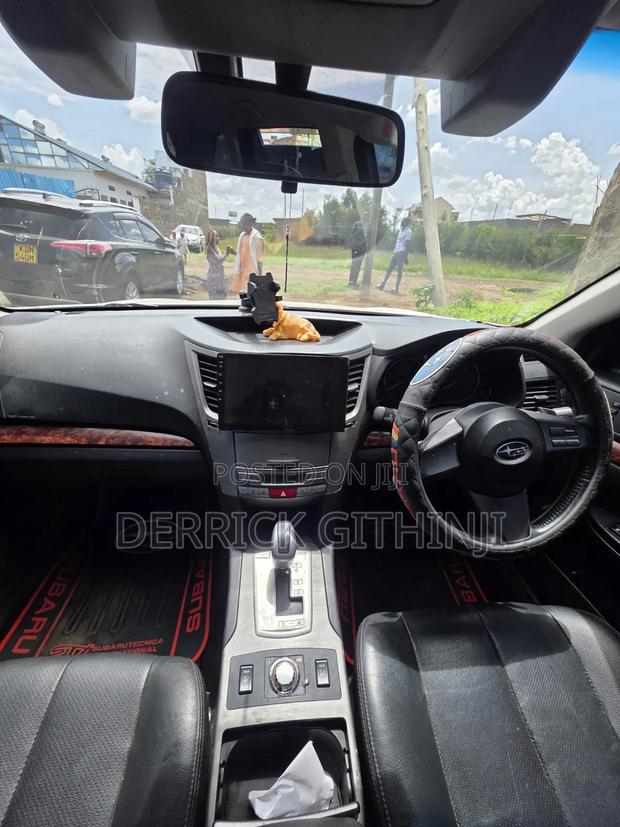 Subaru Legacy 2.5i Premium 2010 White