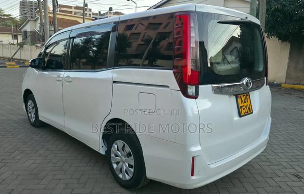 Toyota Noah 2.0 FWD (7 Seater) 2017 White