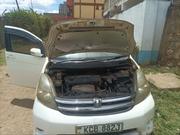 Toyota ISIS 2009 White for sale