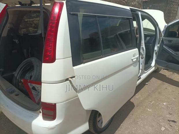 Toyota ISIS 2009 White