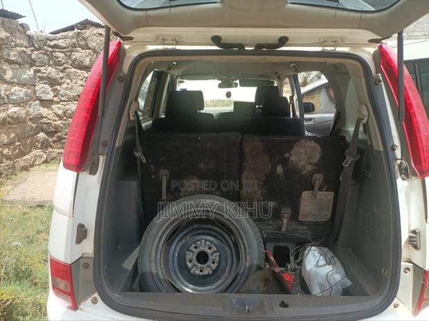 Toyota ISIS 2009 White