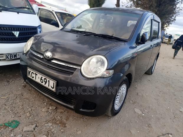 Toyota Sienta 2012