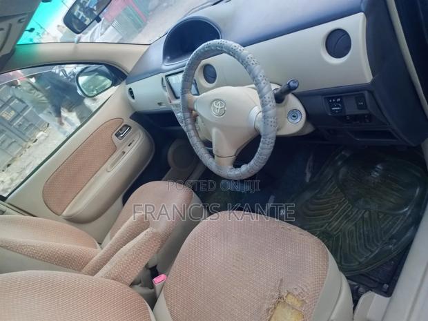 Toyota Sienta 2012