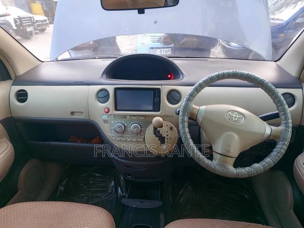 Toyota Sienta 2012