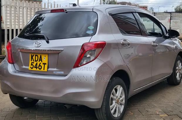 Toyota Vitz 2013 Silver