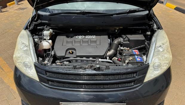Toyota ISIS 2010 Black