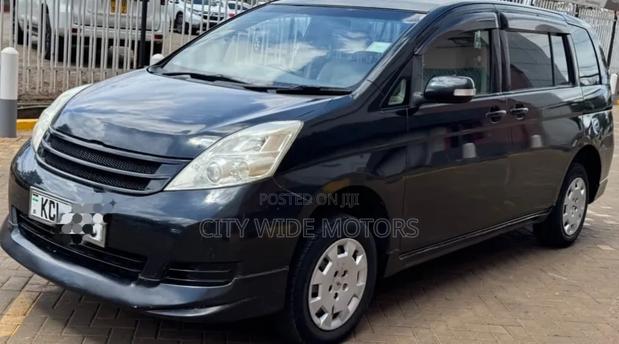 Toyota ISIS 2010 Black