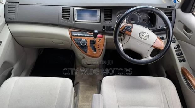 Toyota ISIS 2010 Black