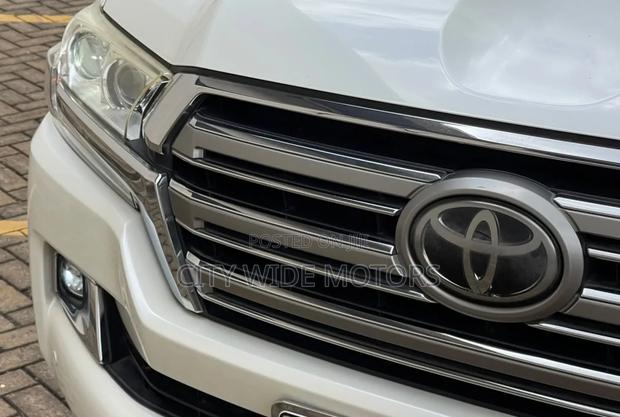 Toyota Land Cruiser 4.6 V8 ZX 2016 Pearl