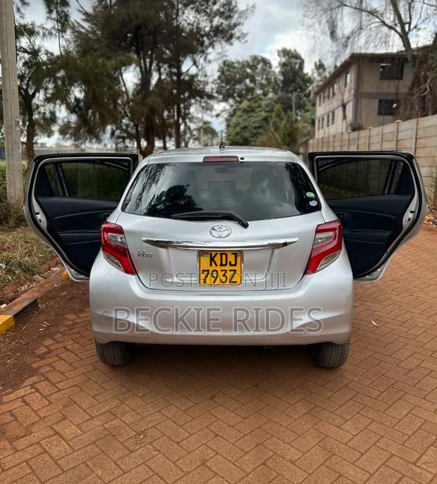 Toyota Vitz 2015 Silver
