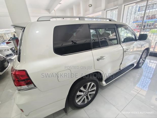 Toyota Land Cruiser 4.6 V8 ZX 2020 White