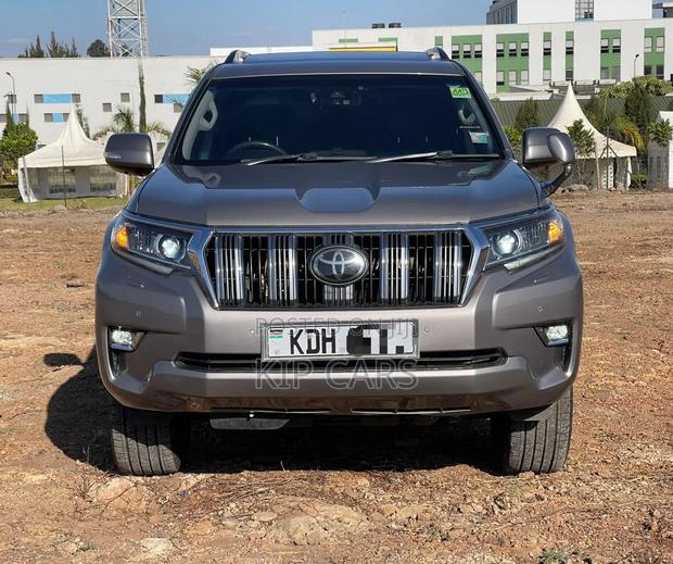 Toyota Land Cruiser Prado 2.8 2017 Gray