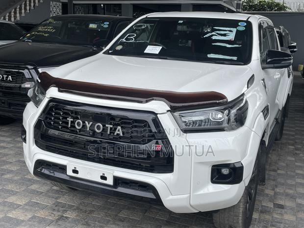 Toyota Hilux 2023 White
