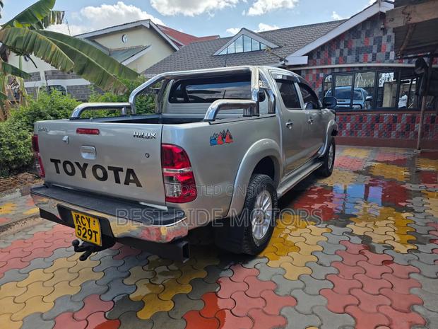 Toyota Hilux 3.0 D-4D 4x4 2013 Silver