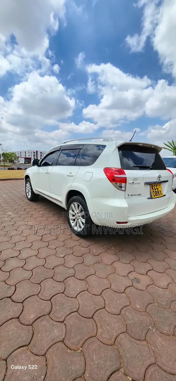 Toyota Vanguard 2010 White
