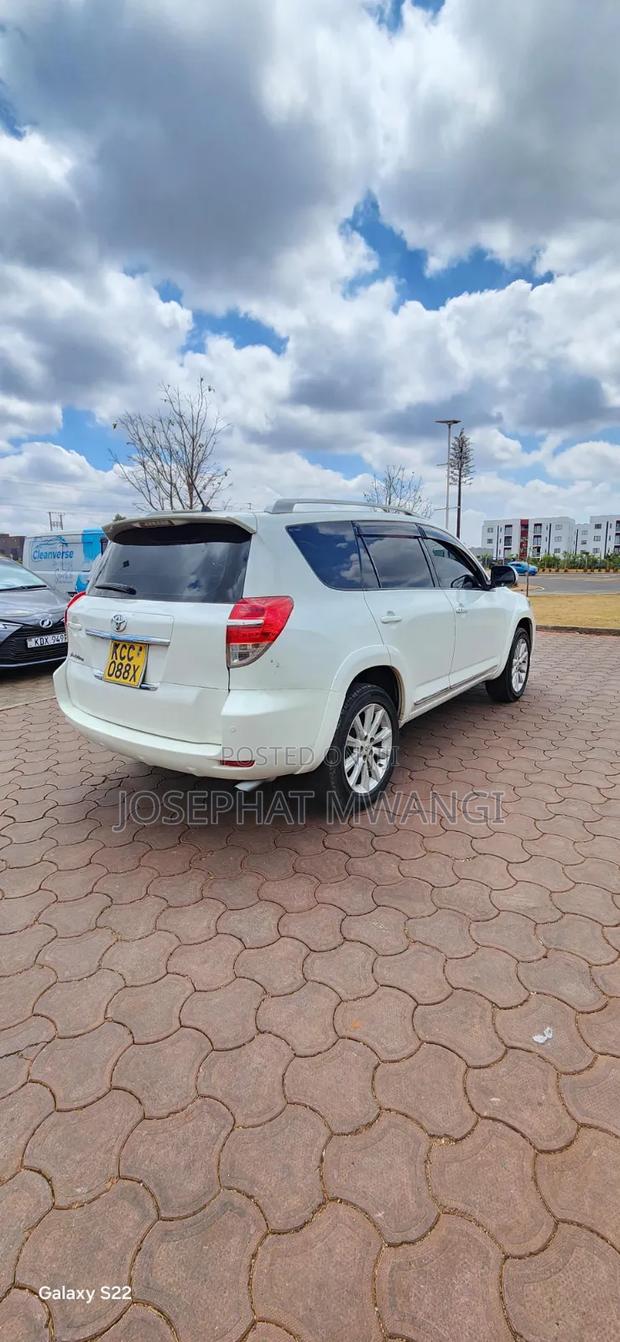 Toyota Vanguard 2010 White
