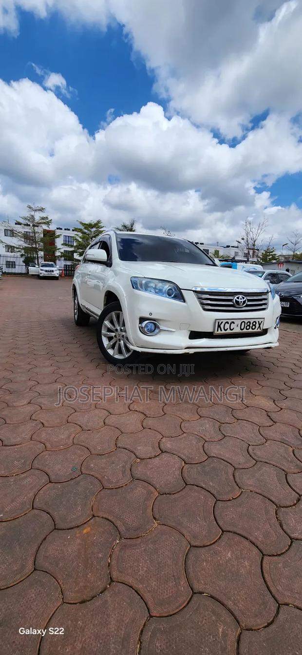 Toyota Vanguard 2010 White