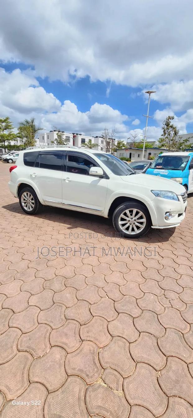 Toyota Vanguard 2010 White