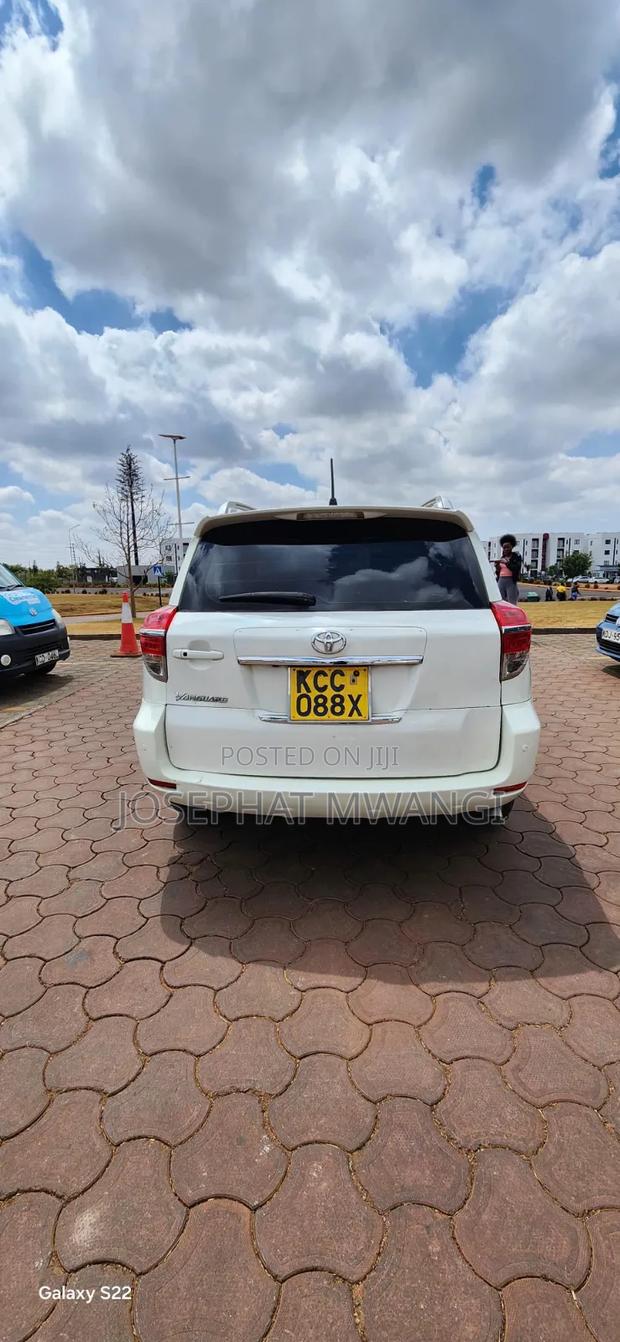 Toyota Vanguard 2010 White