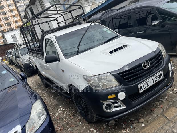 Toyota Hilux 2012 White