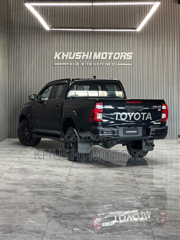 Toyota Hilux 2022 Black