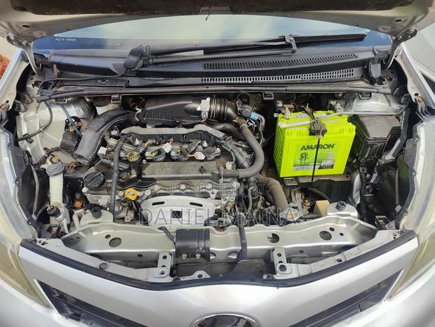 Toyota Vitz 2012 Silver
