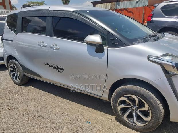 Toyota Sienta 2017 Silver