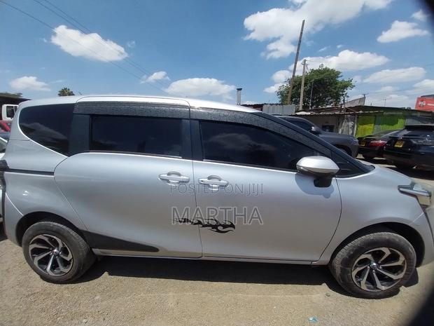 Toyota Sienta 2017 Silver