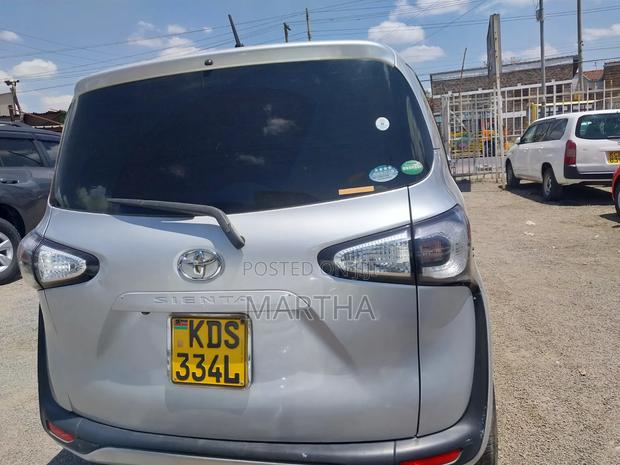 Toyota Sienta 2017 Silver