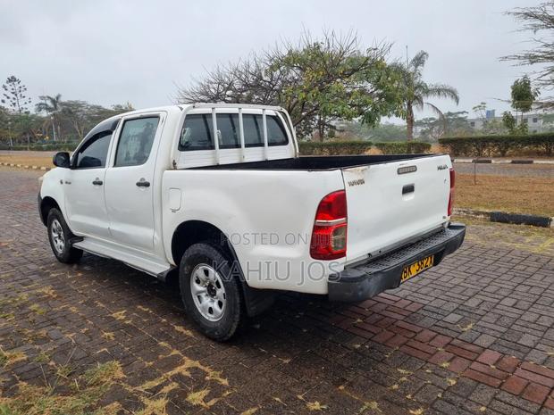 Toyota Hilux 2010 White