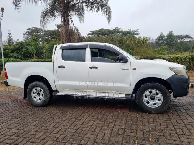 Toyota Hilux 2010 White