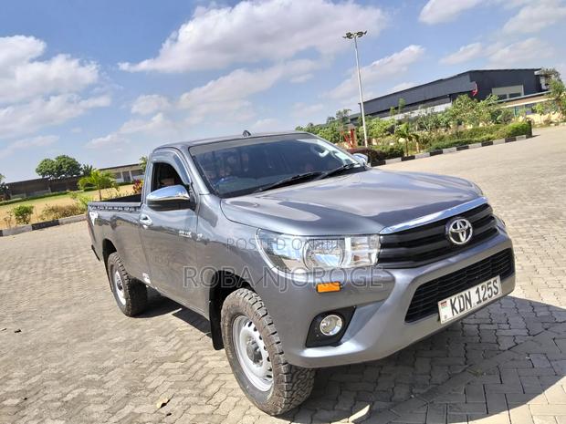 Toyota Hilux 2023 Gray