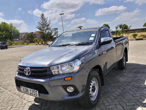 Toyota Hilux 2023 Gray
