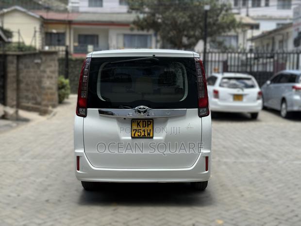 Toyota Noah 2.0 FWD (7 Seater) 2017 White