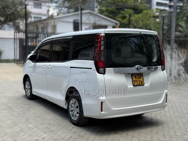Toyota Noah 2.0 FWD (7 Seater) 2017 White