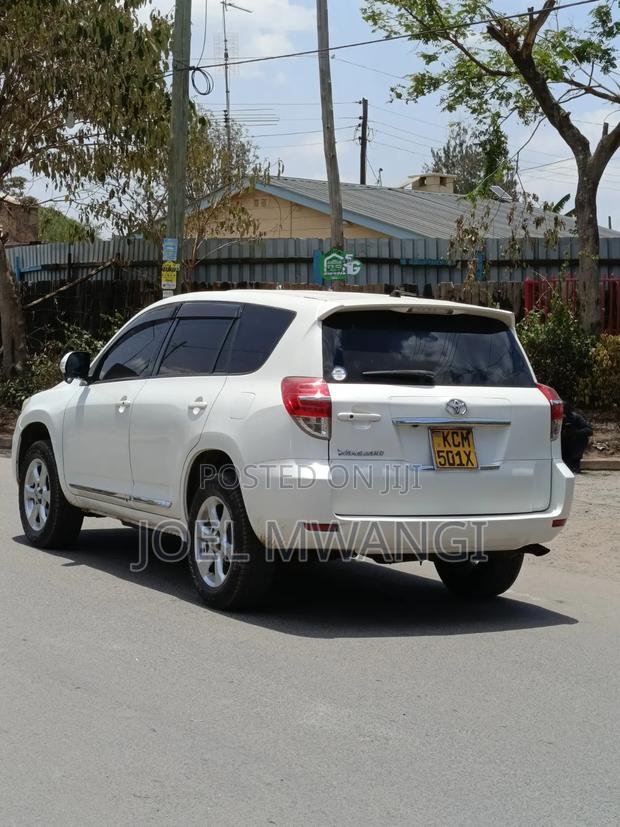 Toyota Vanguard 2010 White