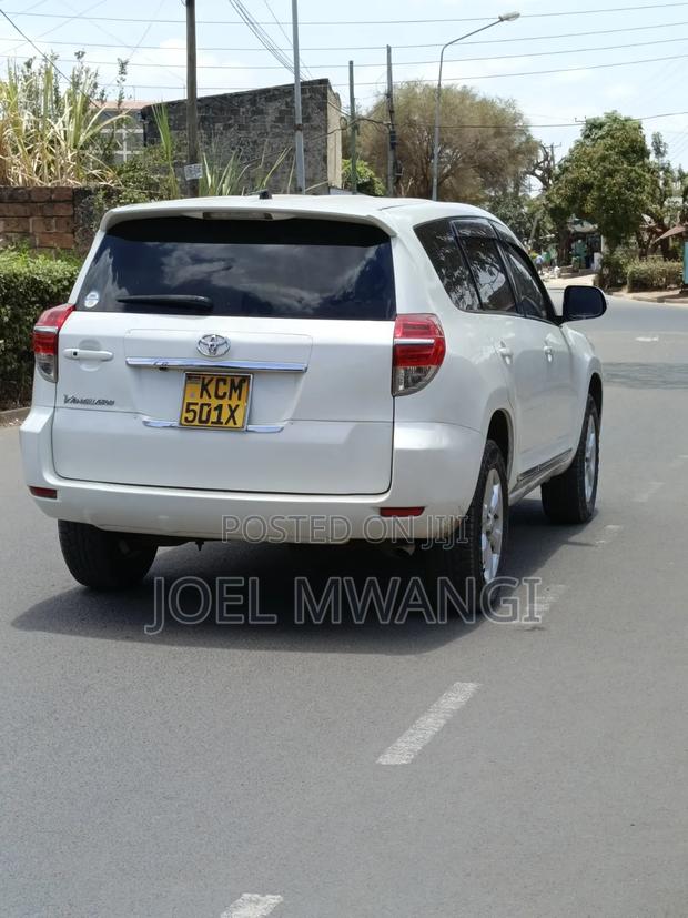 Toyota Vanguard 2010 White