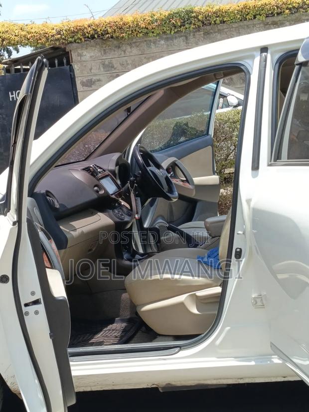 Toyota Vanguard 2010 White