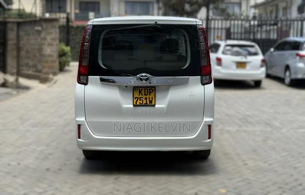 Toyota Noah 2017 White